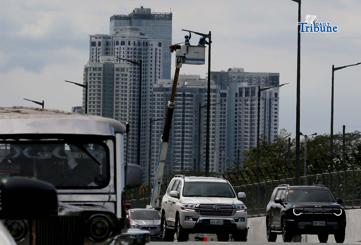Workers were seen installing street lights along Commonwealth Avenue in Quezon City on Monday, 9 February 2026.
According to a Philippine Statistics Authority (PSA) report, more Filipinos were jobless in December, with the number slightly rising to 2.26 million despite the onset of the holiday season.