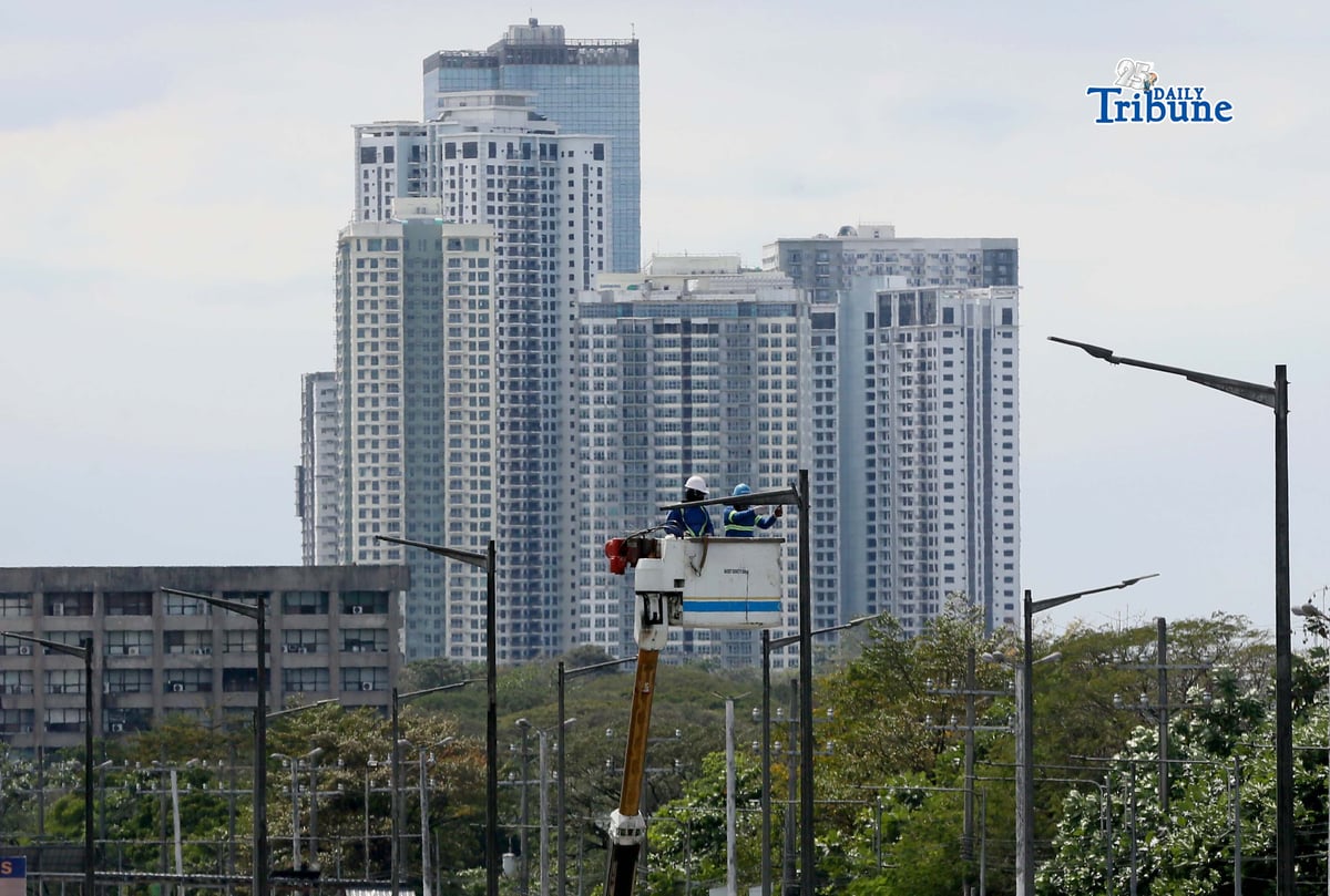 Workers were seen installing street lights along Commonwealth Avenue in Quezon City on Monday, 9 February 2026.
According to a Philippine Statistics Authority (PSA) report, more Filipinos were jobless in December, with the number slightly rising to 2.26 million despite the onset of the holiday season.