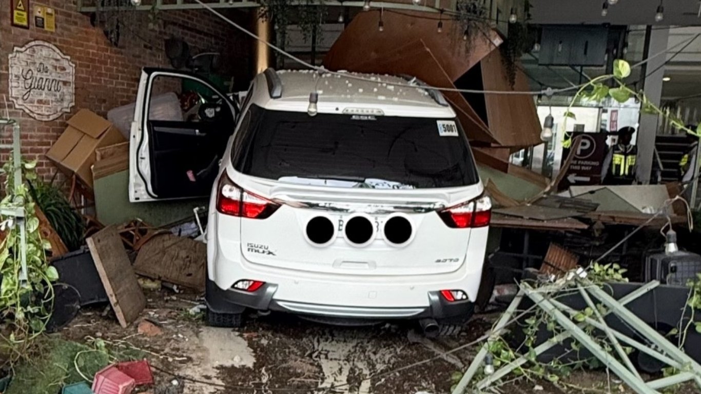 THE vehicle that rammed a restaurant owned by actor Matteo Guidecelli has destroyed the alfresco part of the diner. No casualties were reported because of the incident.