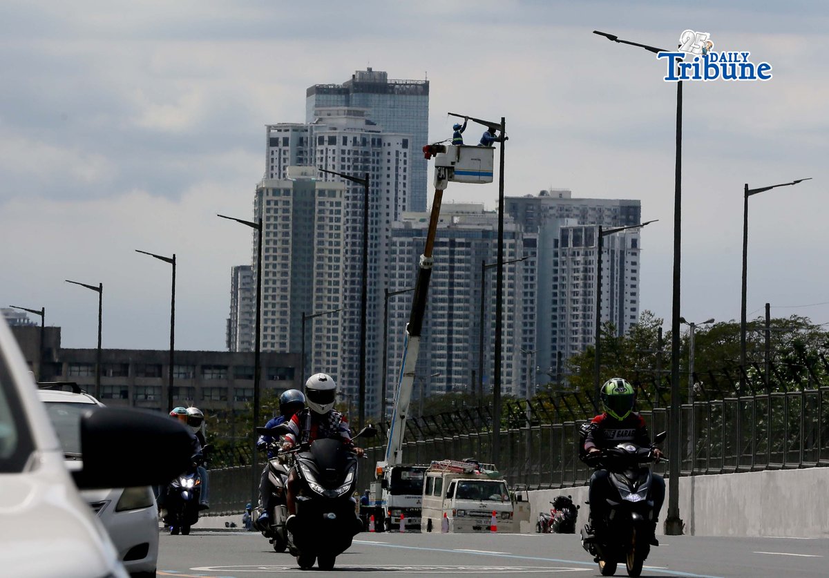 Workers were seen installing street lights along Commonwealth Avenue in Quezon City on Monday, 9 February 2026.
According to a Philippine Statistics Authority (PSA) report, more Filipinos were jobless in December, with the number slightly rising to 2.26 million despite the onset of the holiday season.