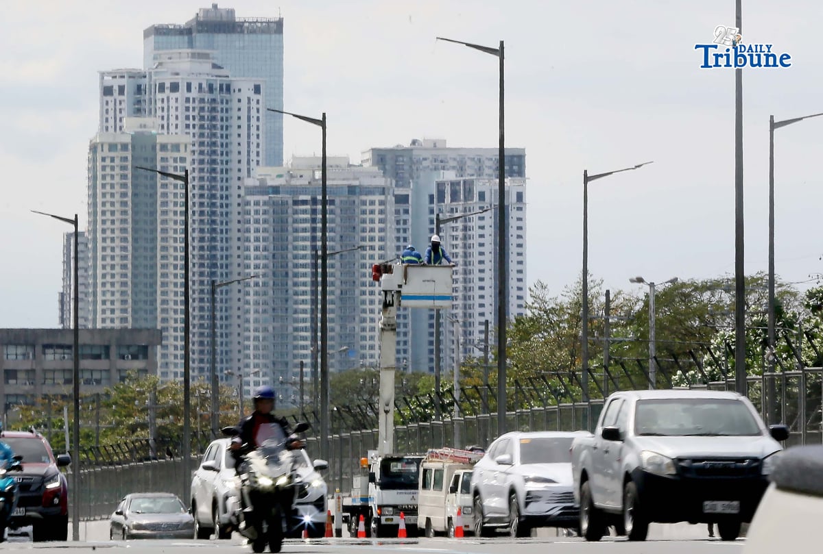 Workers were seen installing street lights along Commonwealth Avenue in Quezon City on Monday, 9 February 2026.
According to a Philippine Statistics Authority (PSA) report, more Filipinos were jobless in December, with the number slightly rising to 2.26 million despite the onset of the holiday season.