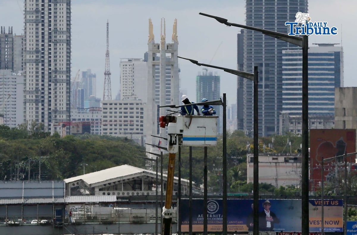 Workers were seen installing street lights along Commonwealth Avenue in Quezon City on Monday, 9 February 2026.
According to a Philippine Statistics Authority (PSA) report, more Filipinos were jobless in December, with the number slightly rising to 2.26 million despite the onset of the holiday season.