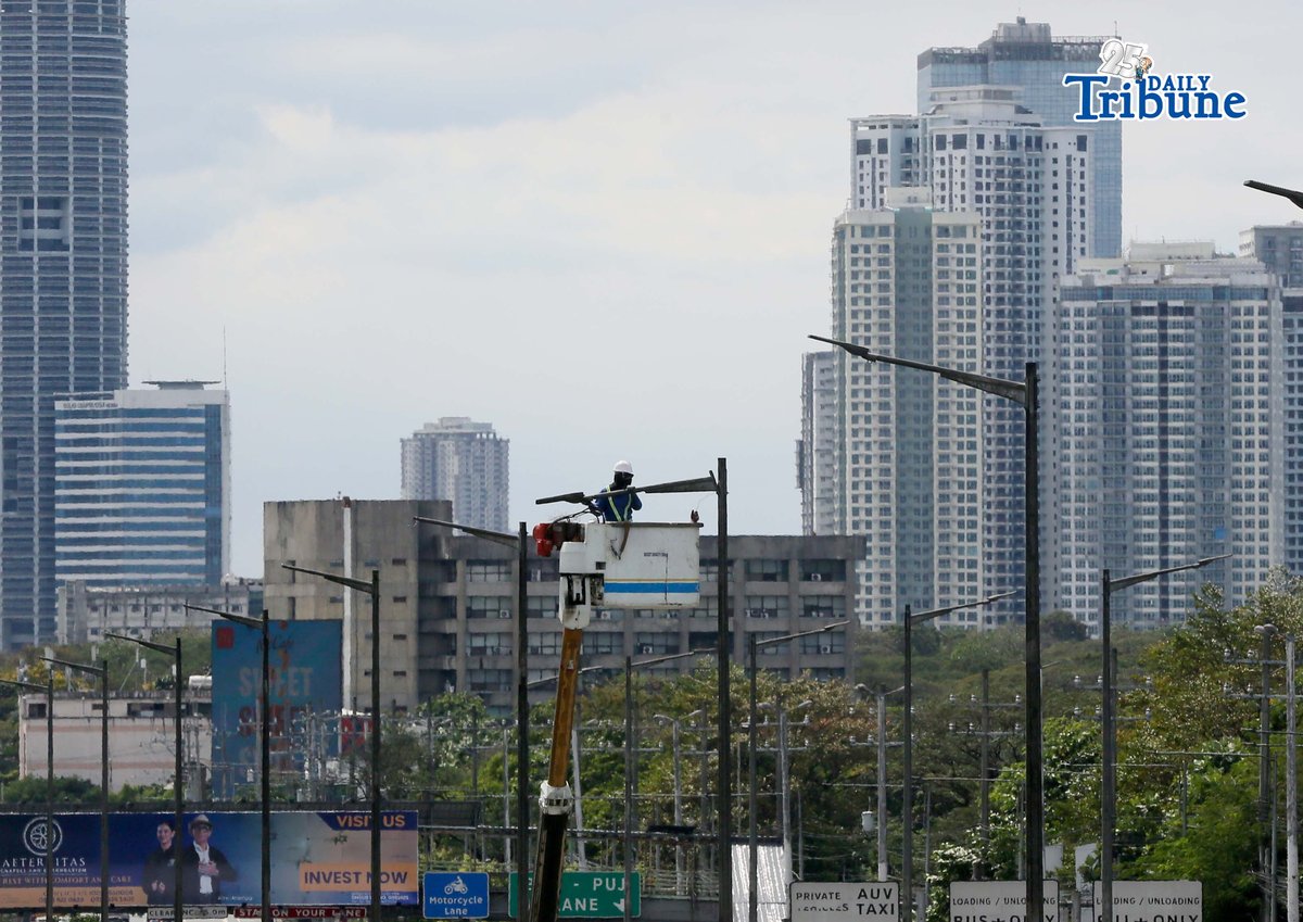 Workers were seen installing street lights along Commonwealth Avenue in Quezon City on Monday, 9 February 2026.
According to a Philippine Statistics Authority (PSA) report, more Filipinos were jobless in December, with the number slightly rising to 2.26 million despite the onset of the holiday season.