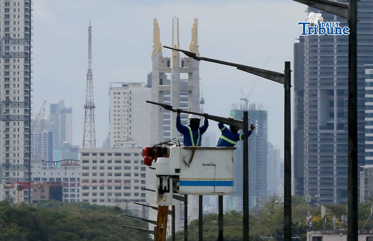Workers were seen installing street lights along Commonwealth Avenue in Quezon City on Monday, 9 February 2026.
According to a Philippine Statistics Authority (PSA) report, more Filipinos were jobless in December, with the number slightly rising to 2.26 million despite the onset of the holiday season.