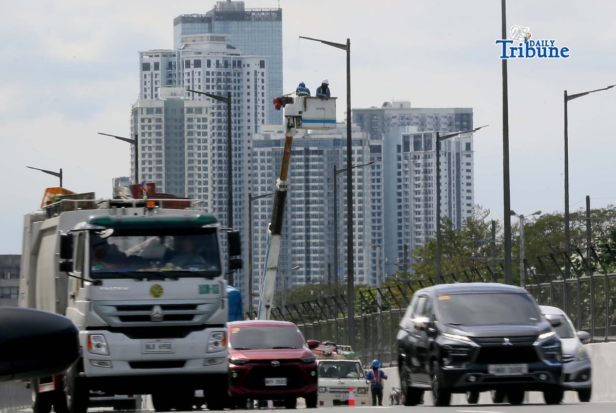 Workers were seen installing street lights along Commonwealth Avenue in Quezon City on Monday, 9 February 2026.
According to a Philippine Statistics Authority (PSA) report, more Filipinos were jobless in December, with the number slightly rising to 2.26 million despite the onset of the holiday season.