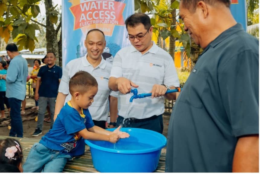 THE turnover of the Water Access Electrification project was led by its chief operating officer Engr. Ronnie Aperocho (fourth from left), One Meralco Foundation President Jeffrey O. Tarayao (third from left), the Sto. Nino Mayor Sulpicio Villalobos (second from left), Barangay Guinsang-an Captain Efren Penaflorida (third from right), and South Cotabato Electric Cooperative Power Metering Supervisor Engineer Jeffrey Velasco.