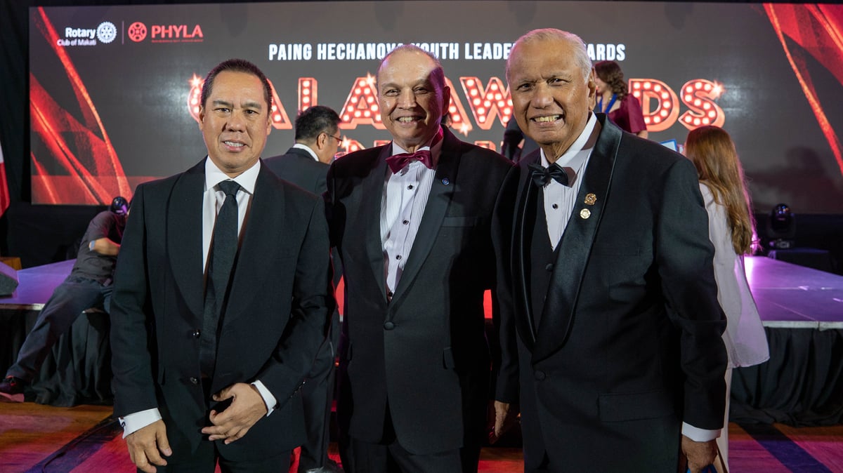 (FROM left) Gala Night chairperson Michael del Carmen, PHYLA chairperson Sid Garcia and DAILY TRIBUNE columnist Senen ‘Bing’ Matoto.