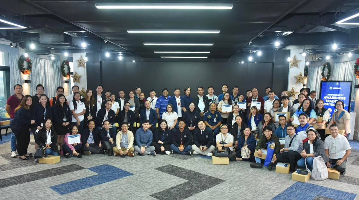 MERALCO Cyber Security Group, One Meralco Foundation president Jeffrey O. Tarayao (2nd row, 8th from left), DepEd Assistant Secretary for Operations Jocelyn DR. Andaya (2nd row center) and PNP-NCR Cyber Response Unit and Regional Anti-Cybercrime Unit Police Colonel Jay Guillermo ( 2nd row 7th from right) with 60 public school teachers during the awareness training program. OMF and Meralco Chairman Manuel V. Pangilinan (middle), together with the heads of Meralco departments, offices and its subsidiaries, show their full support for the ‘Balik Eskwela’ project.