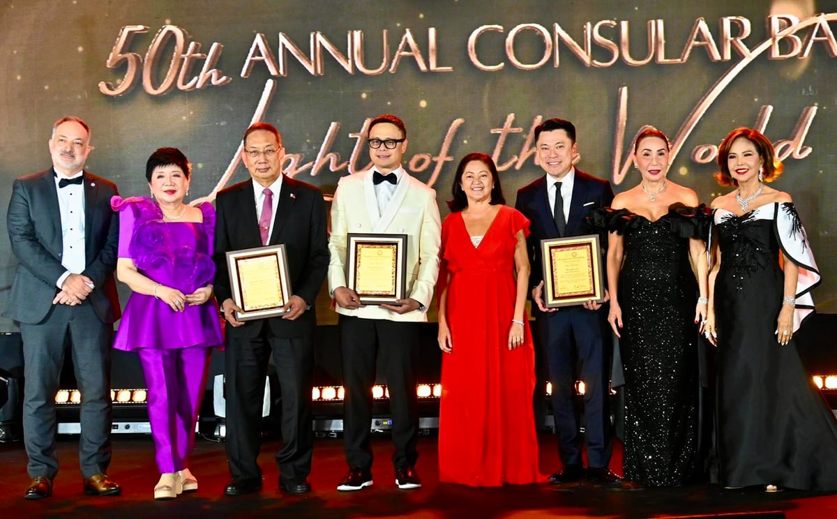 OUTGOING Dean Belgium Consul Fabio Pompetti, Betty Chua, Amb. Francis Chua, Stanley Ng, First Lady Liza Araneta-Marcos, Kevin Tan, Consul Agnes Huibonhoa and General Consul of Monaco Fortune Ledesma.