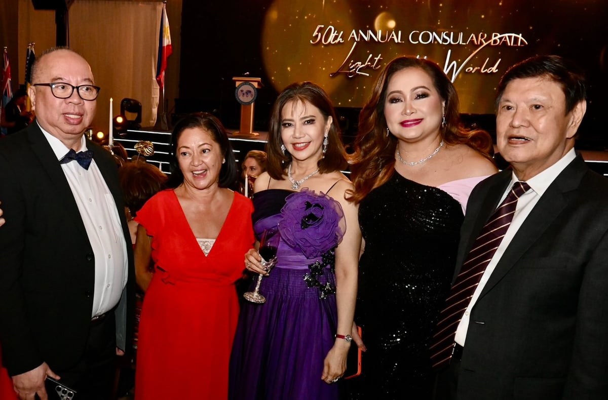 ROBERT Castaneda, First Lady Liza Marcos, your columnist, Dana and Ricky Silverio.