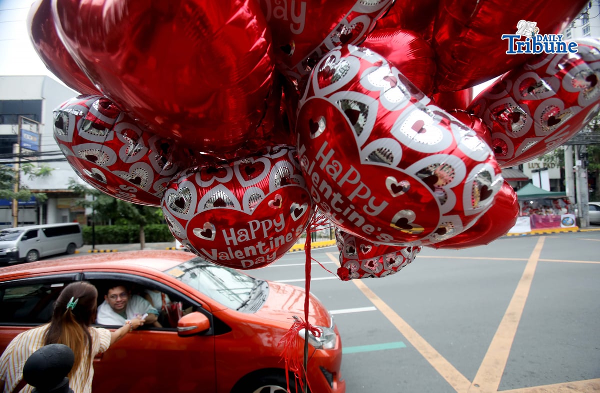(February 14 2026) Motorists stop to buy Valentine's Day gift along Tomas Morato in Quezon City, on Saturday February 14 2026. Photo/Analy Labor