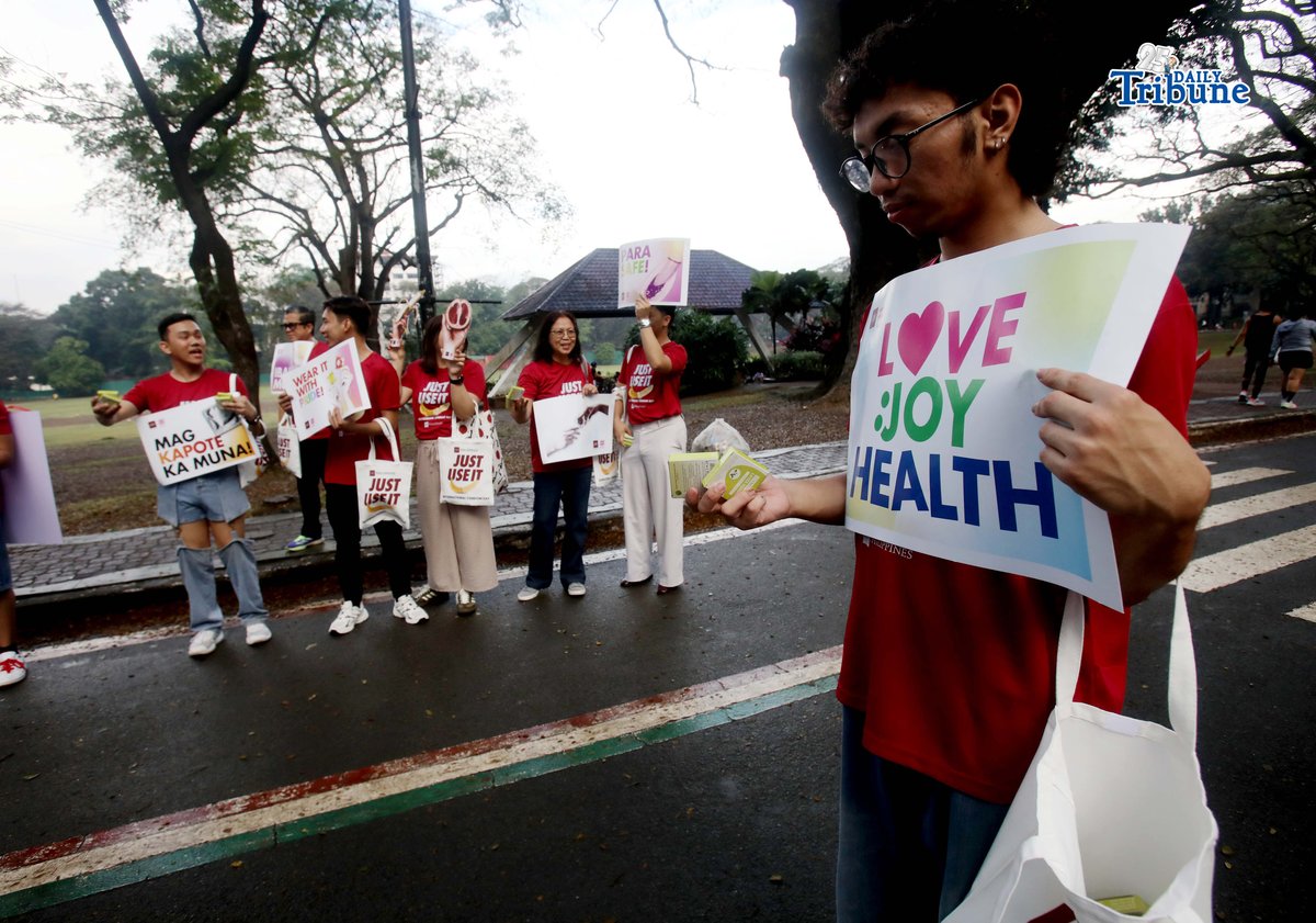 The AIDS Healthcare Foundation, in partnership with youth group PANTAY, handed out free condoms and roses to early morning joggers at University of the Philippines Diliman on Saturday, Feb. 14, 2026.
The giveaway marked Valentine’s Day and followed the observance of International Condom Day on Feb. 13. In June 2025, the Philippines Department of Health declared the HIV/AIDS crisis a public health emergency after a 500% rise in infections among 15- to 25-year-olds.