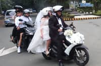 (February 14 2026) LGBTQUIA+ couple seen riding a motorbike to heading to the commitment ceremony 2026, organized by the local government held at the MICE center in Quezon City on February 14, 2026. Photo/Analy Labor