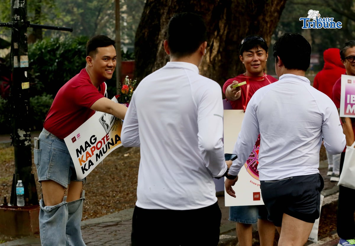 The AIDS Healthcare Foundation, in partnership with youth group PANTAY, handed out free condoms and roses to early morning joggers at University of the Philippines Diliman on Saturday, Feb. 14, 2026.
The giveaway marked Valentine’s Day and followed the observance of International Condom Day on Feb. 13. In June 2025, the Philippines Department of Health declared the HIV/AIDS crisis a public health emergency after a 500% rise in infections among 15- to 25-year-olds.