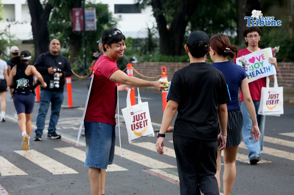 The AIDS Healthcare Foundation, in partnership with youth group PANTAY, handed out free condoms and roses to early morning joggers at University of the Philippines Diliman on Saturday, Feb. 14, 2026.
The giveaway marked Valentine’s Day and followed the observance of International Condom Day on Feb. 13. In June 2025, the Philippines Department of Health declared the HIV/AIDS crisis a public health emergency after a 500% rise in infections among 15- to 25-year-olds.