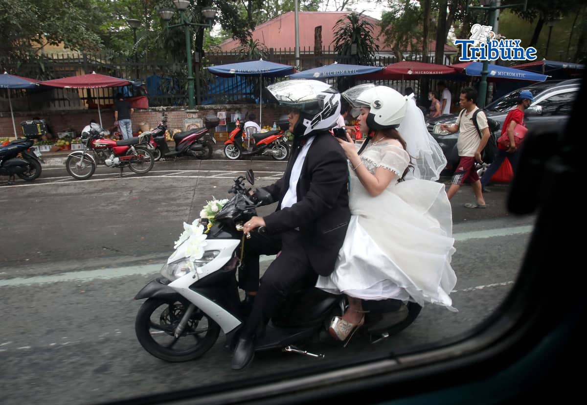 (February 14 2026) LGBTQUIA+ couple seen riding a motorbike to heading to the commitment ceremony 2026, organized by the local government held at the MICE center in Quezon City on February 14, 2026. Photo/Analy Labor