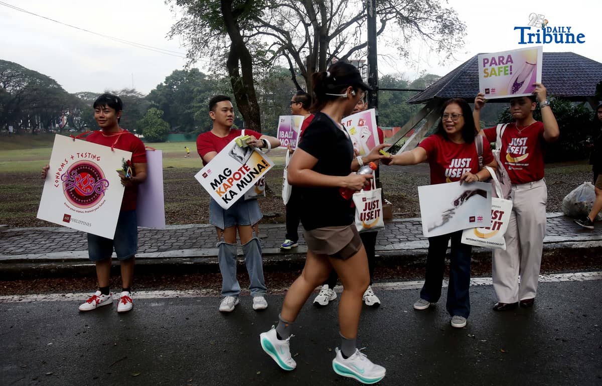 The AIDS Healthcare Foundation, in partnership with youth group PANTAY, handed out free condoms and roses to early morning joggers at University of the Philippines Diliman on Saturday, Feb. 14, 2026.
The giveaway marked Valentine’s Day and followed the observance of International Condom Day on Feb. 13. In June 2025, the Philippines Department of Health declared the HIV/AIDS crisis a public health emergency after a 500% rise in infections among 15- to 25-year-olds.