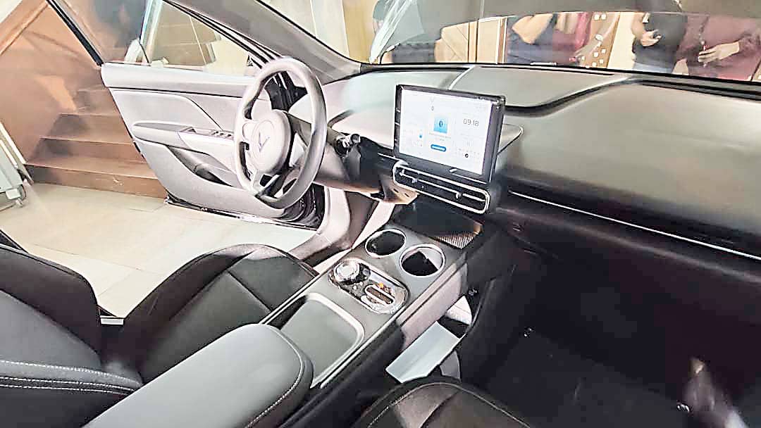 DASHBOARD layout shows the 10-inch touchscreen, rotary shifter and cup holders in the Limo Green cabin.