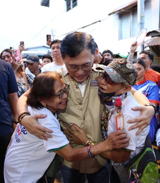 Bong Go visits Davao fire-hit families, distributes aid