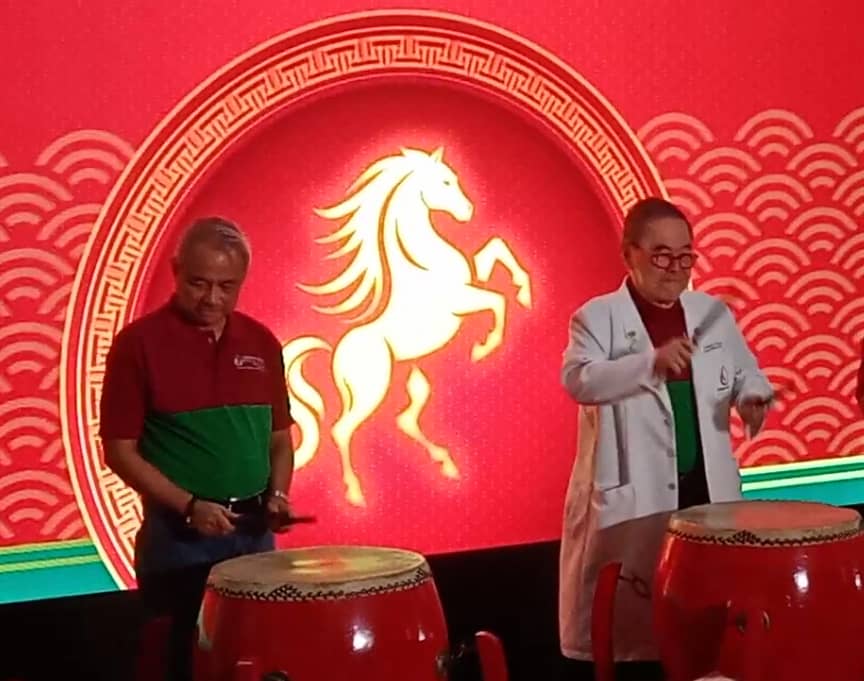 CARDINAL Santos Medical Center CEO and president Raul Pagdanganan (left) and CSMC vice president and chief medical officer Dr. Antonio Say lead hospital officials and doctors in the drum-beating performance welcoming tomorrow’s Lunar New Year at the hospital’s auditorium on 13 February.