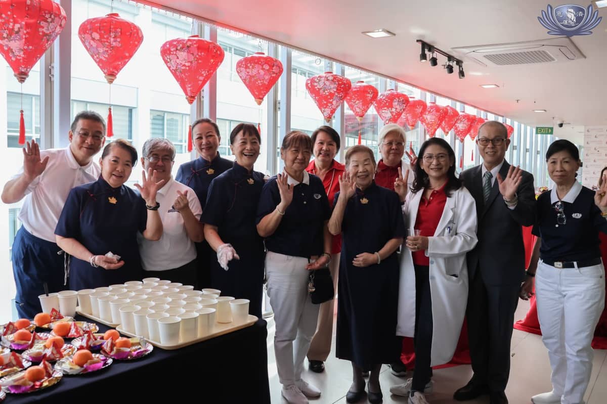 TZU Chi Eye Center medical director Bernardita Navarro (4th from right) and deputy medical director Dr. Irene Susan Lapid-Lim (3rd from right) with other TCEC volunteers who helped serve snacks to guests at the event.