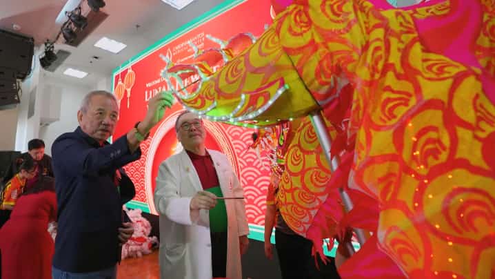 CSMC CEO and A Raul Pagdanganan (left) and CSMC vice president and chief medical officer Dr. Antonio Say do the ceremonial dotting of the dragon’s eye.
