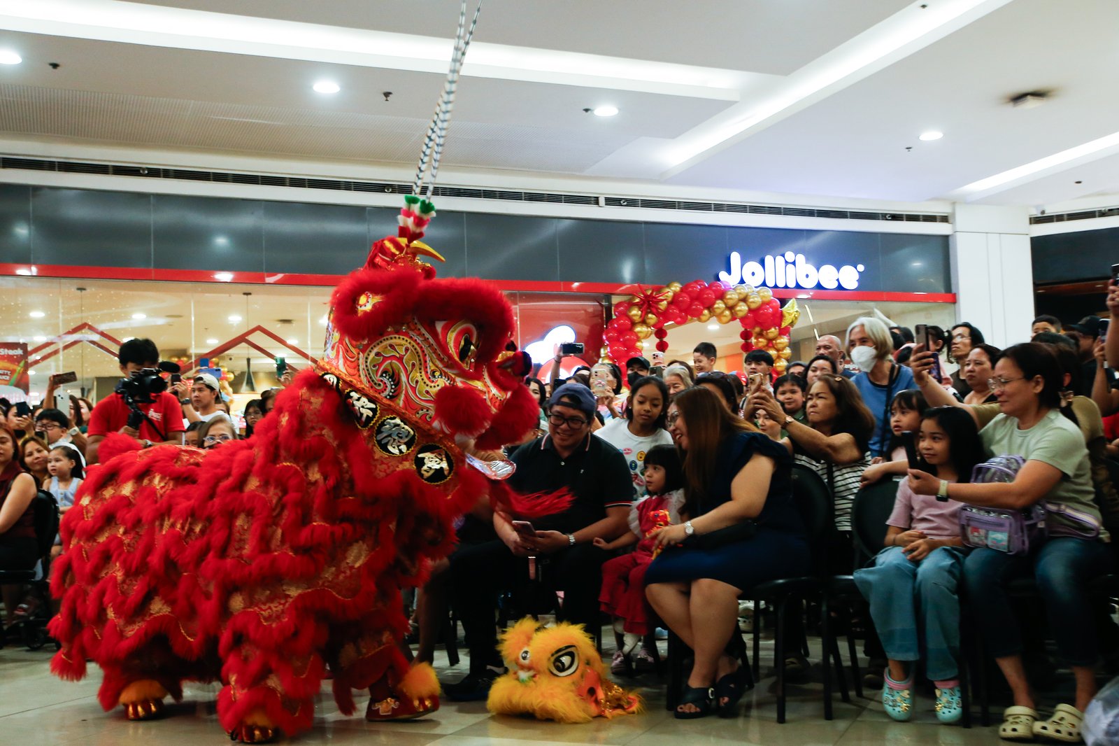 Members of the Philippine LingNam Athletic Federation perform traditional Chinese martial arts during SM City San Lazaro’s “Grand Lucky Dance” on Sunday, 15 February 2026, drawing crowds of shoppers as Manila marks the height of Lunar New Year celebrations.