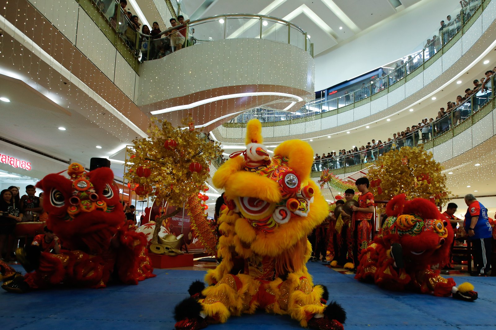 Members of the Philippine LingNam Athletic Federation perform traditional Chinese martial arts during SM City San Lazaro’s “Grand Lucky Dance” on Sunday, 15 February 2026, drawing crowds of shoppers as Manila marks the height of Lunar New Year celebrations.