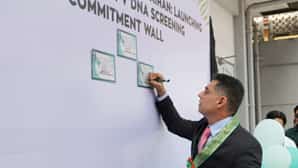 MARCO Valencia Sanchez, Roche Diagnostics country manager, sign the pledge of commitment and unity to advance HPV screening, timely treatment and cervical cancer prevention in Navotas City.