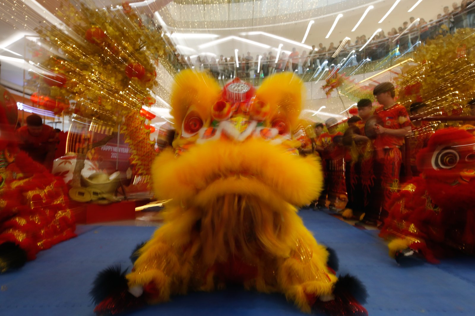Members of the Philippine LingNam Athletic Federation perform traditional Chinese martial arts during SM City San Lazaro’s “Grand Lucky Dance” on Sunday, 15 February 2026, drawing crowds of shoppers as Manila marks the height of Lunar New Year celebrations.