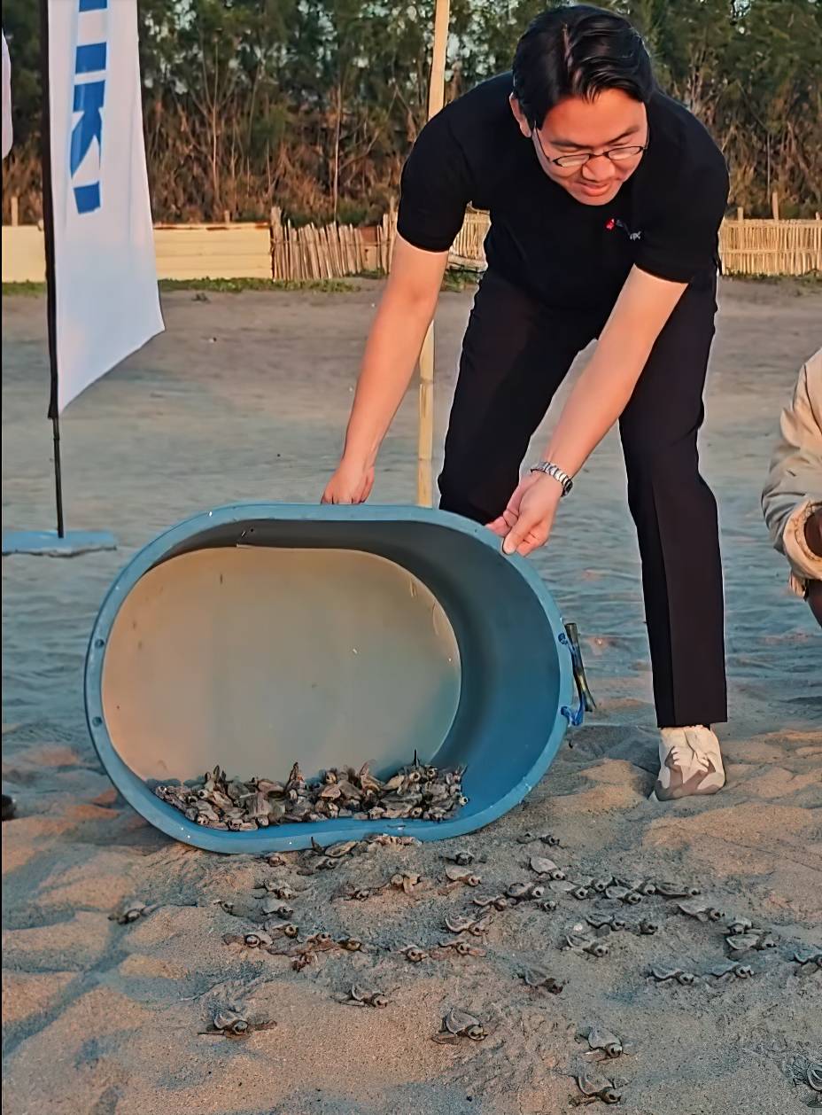 NORIHIDE Takei, director and general manager of Suzuki Philippines’ Automobile Division, releases sea turtle hatchlings in the beach of Morong, Bataan.