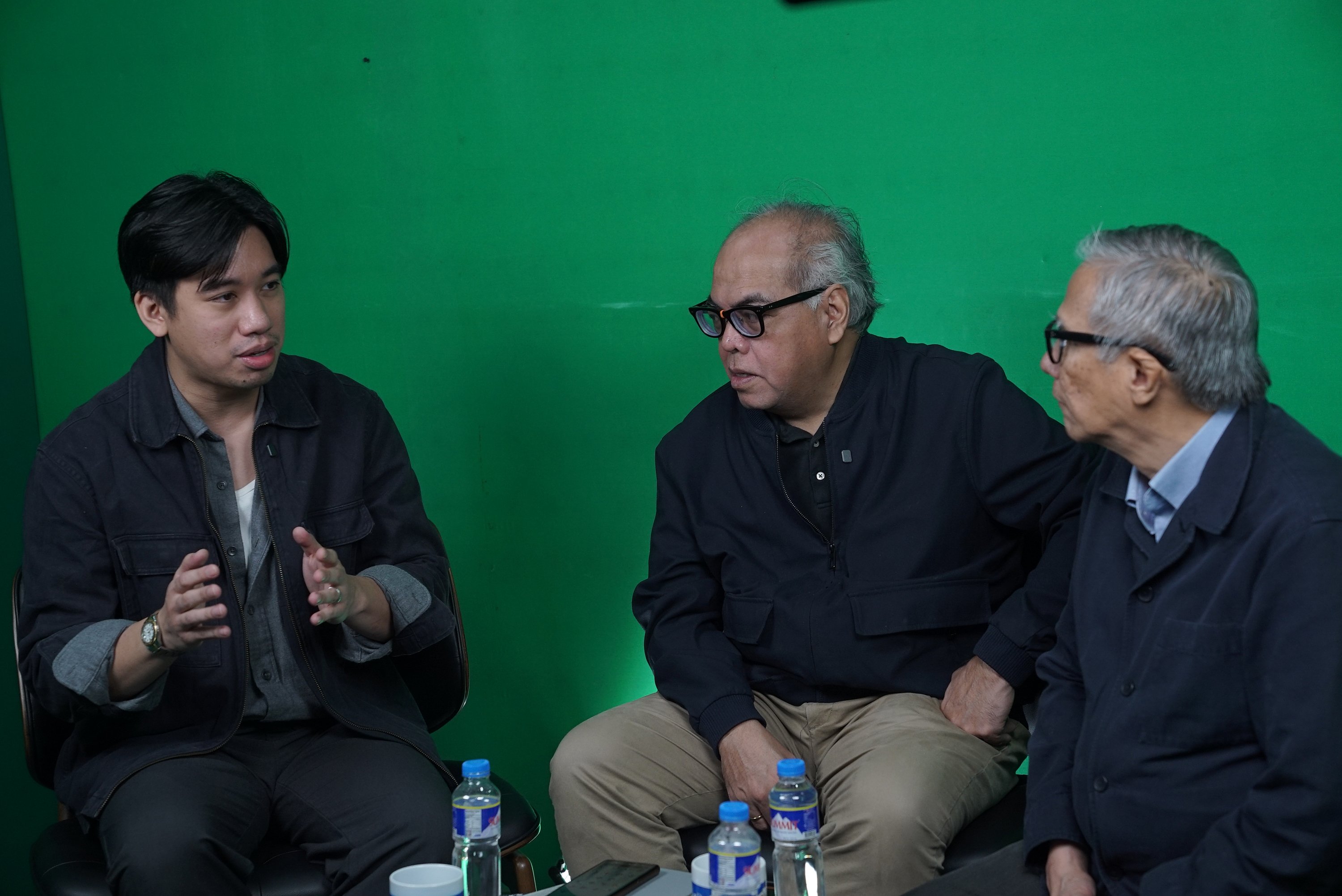 THE company has around 50 electric vehicle taxis in operation, with plans to double that number by the second to third quarter of the year, Brennan Singson Lim (left), the grandson of former Ilocos Sur Gov. Chavit Singson, related to Straight Talk hosts Chito Lozada (center) and Teddy Montelibano.