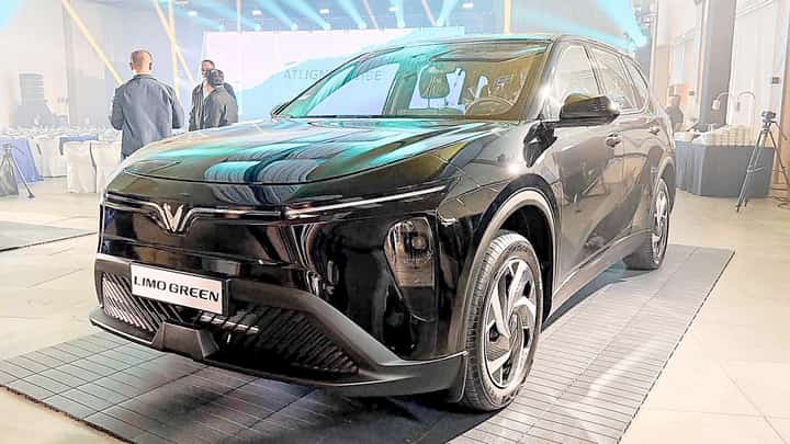 SHOWROOM display highlights the Limo Green during its Philippine launch event.