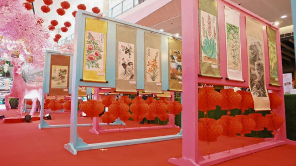 SURROUNDED by vibrant artworks, 100 masterfully designed scroll
installations are showcased in the art exhibit.