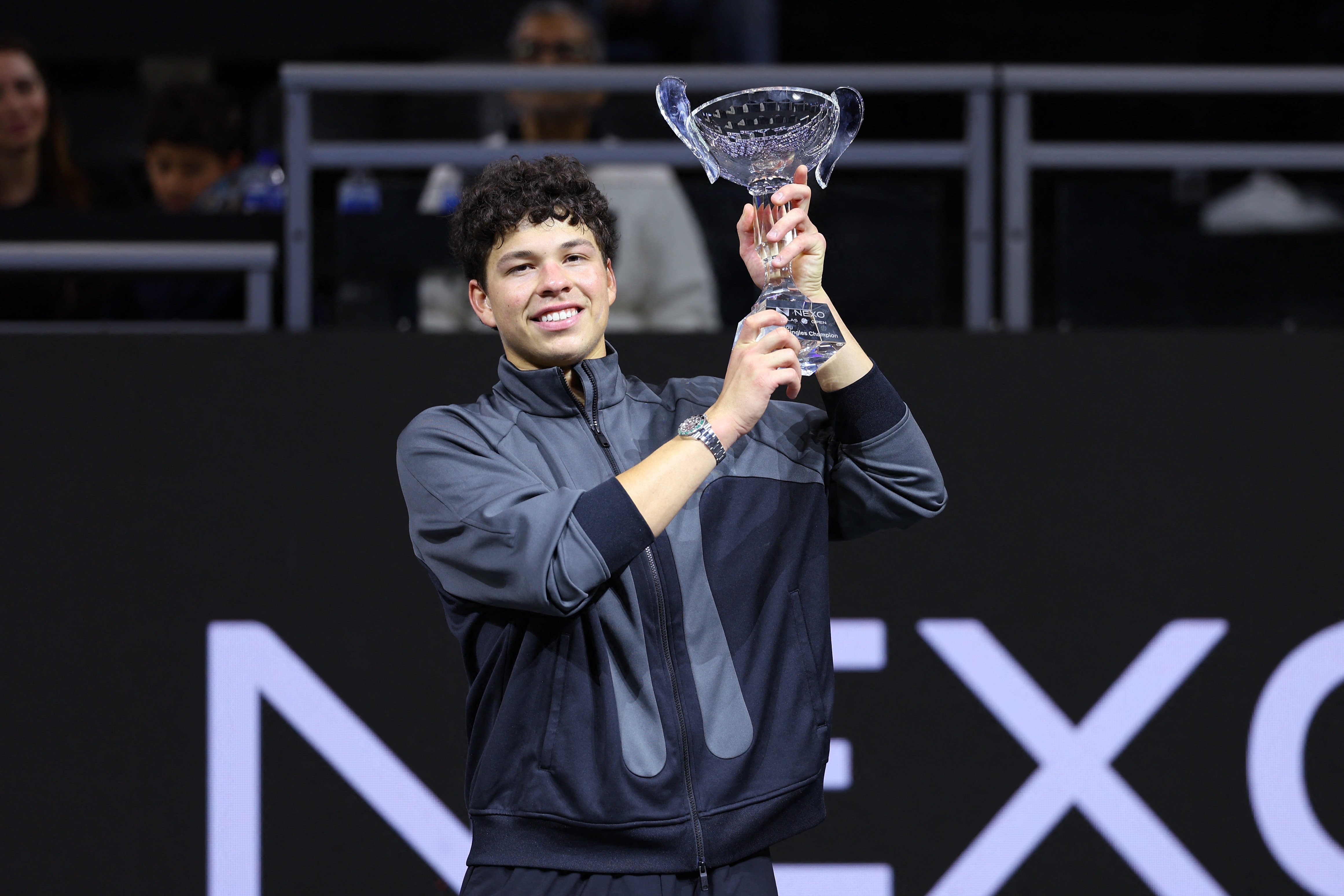 Shelton rallies, lifts Dallas trophy 