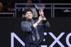 Shelton rallies, lifts Dallas trophy