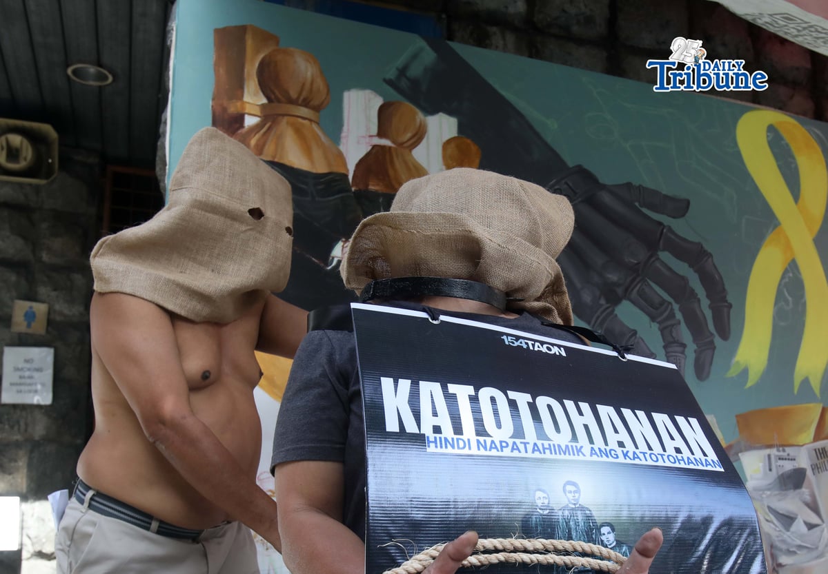 In commemoration of their 154th anniversary at the EDSA Shrine in Quezon City on Tuesday, 17 February 2026, cultural artists staged a reenactment and contemporary interpretation of the execution and martyrdom of Fathers Mariano Gomez, Jacinto Zamora, and Jose Burgos—collectively known as “GomBurZa.” The performance highlighted contemporary issues facing the country, including injustice, the struggle for freedom, and the pursuit of truth, amid recent government corruption controversies.
Photo by Analy Labor