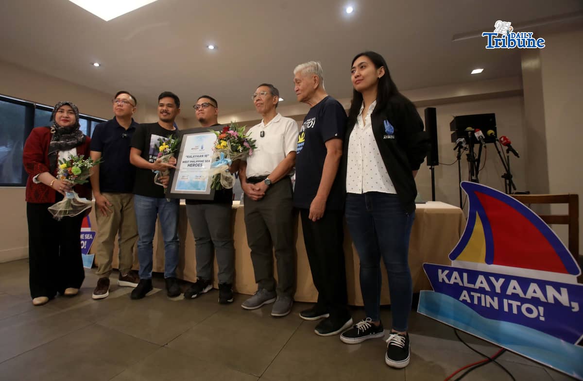 Vice Mayor Maurice Phillip Alexis Albayda and Councilor Francis Polizon, representatives of Palawan’s “Kalayaan 16,” personally received the West Philippine Sea Heroes Award on 17 February 2026, in Quezon City. The honor, given by the Akbayan Party and Atin Ito Coalition, recognized their firm stance on West Philippine Sea issues, following their public opposition to statements from the Chinese Embassy and China’s retaliatory travel ban. The award also aims to inspire public servants and citizens to stay informed and engaged on West Philippine Sea matters.
Photo by Analy Labor