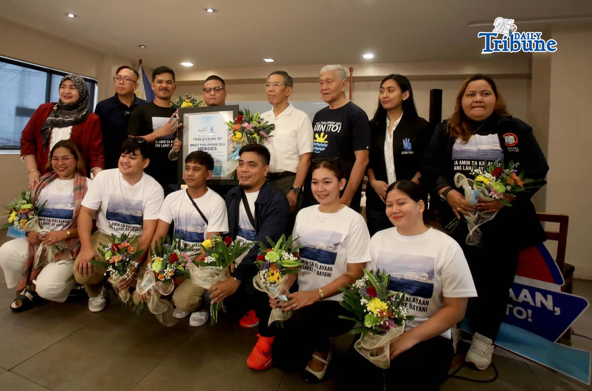 Vice Mayor Maurice Phillip Alexis Albayda and Councilor Francis Polizon, representatives of Palawan’s “Kalayaan 16,” personally received the West Philippine Sea Heroes Award on 17 February 2026, in Quezon City. The honor, given by the Akbayan Party and Atin Ito Coalition, recognized their firm stance on West Philippine Sea issues, following their public opposition to statements from the Chinese Embassy and China’s retaliatory travel ban. The award also aims to inspire public servants and citizens to stay informed and engaged on West Philippine Sea matters.
Photo by Analy Labor