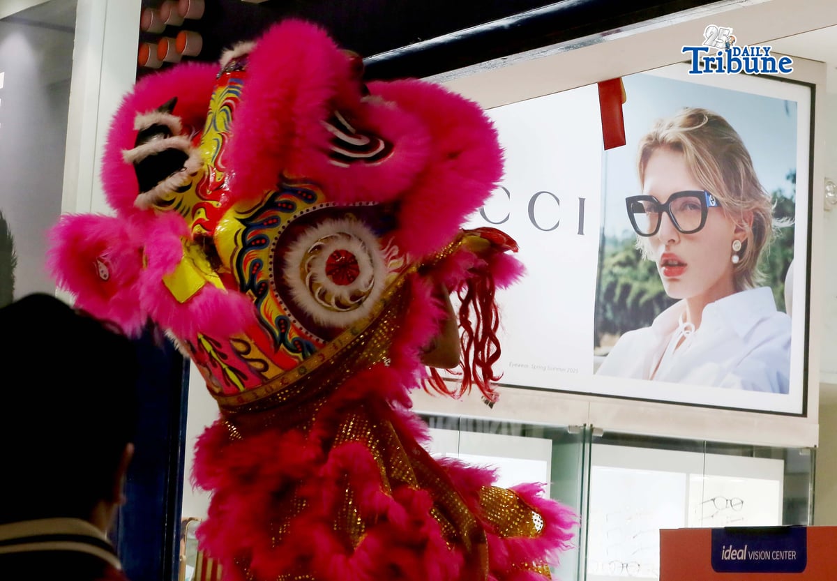 Dragon and lion dancers reach for the red envelope (ang pau), a gift from a mall tenant, as they entertain shoppers during Lunar New Year celebrations at an SM mall in Marikina City on Tuesday, 17 February 2026.
Photo by Analy Labor