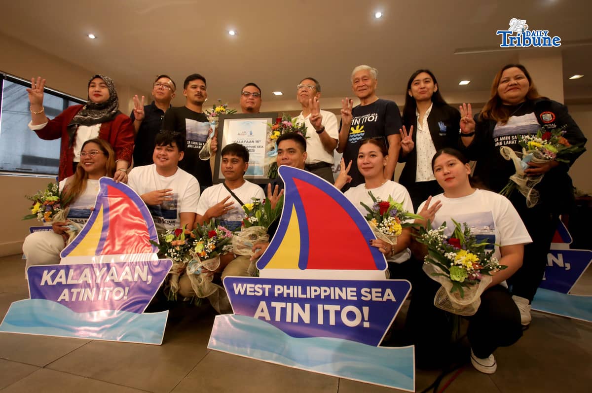 Vice Mayor Maurice Phillip Alexis Albayda and Councilor Francis Polizon, representatives of Palawan’s “Kalayaan 16,” personally received the West Philippine Sea Heroes Award on 17 February 2026, in Quezon City. The honor, given by the Akbayan Party and Atin Ito Coalition, recognized their firm stance on West Philippine Sea issues, following their public opposition to statements from the Chinese Embassy and China’s retaliatory travel ban. The award also aims to inspire public servants and citizens to stay informed and engaged on West Philippine Sea matters.
Photo by Analy Labor