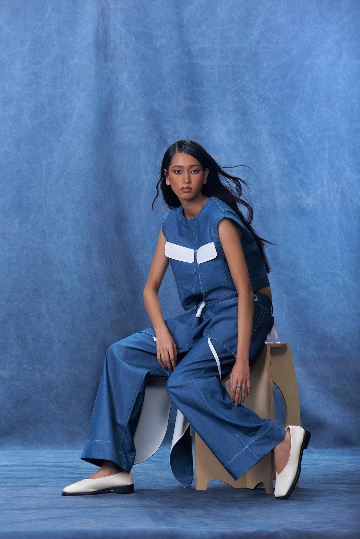 ‘UNTRAJÉ’ represents an abstraction of the traje de mestiza.