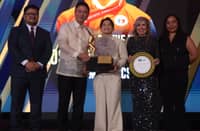 PSC chairman Patrick ‘Pato’ Gregorio shares the stage with Atlete of the Year Carlos Yulo during the SMC-PSA Annual Awards Night on Monday. Also shown are PSA president Francis Ochoa and gymnastics chief Cynthia Carrion.