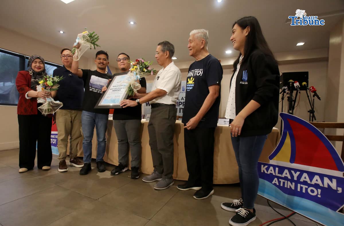 Vice Mayor Maurice Phillip Alexis Albayda and Councilor Francis Polizon, representatives of Palawan’s “Kalayaan 16,” personally received the West Philippine Sea Heroes Award on 17 February 2026, in Quezon City. The honor, given by the Akbayan Party and Atin Ito Coalition, recognized their firm stance on West Philippine Sea issues, following their public opposition to statements from the Chinese Embassy and China’s retaliatory travel ban. The award also aims to inspire public servants and citizens to stay informed and engaged on West Philippine Sea matters.
Photo by Analy Labor