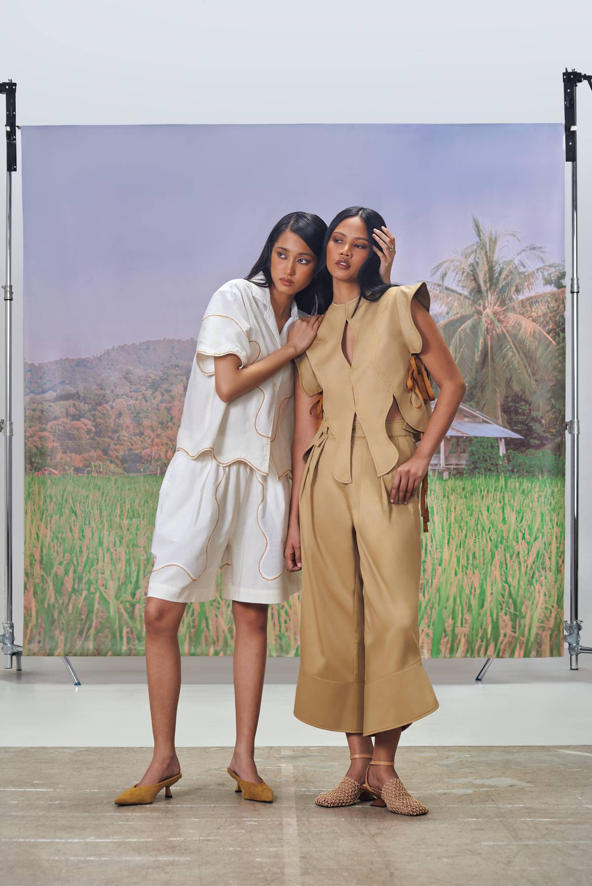 ‘UNTRAJÉ’ represents an abstraction of the traje de mestiza.