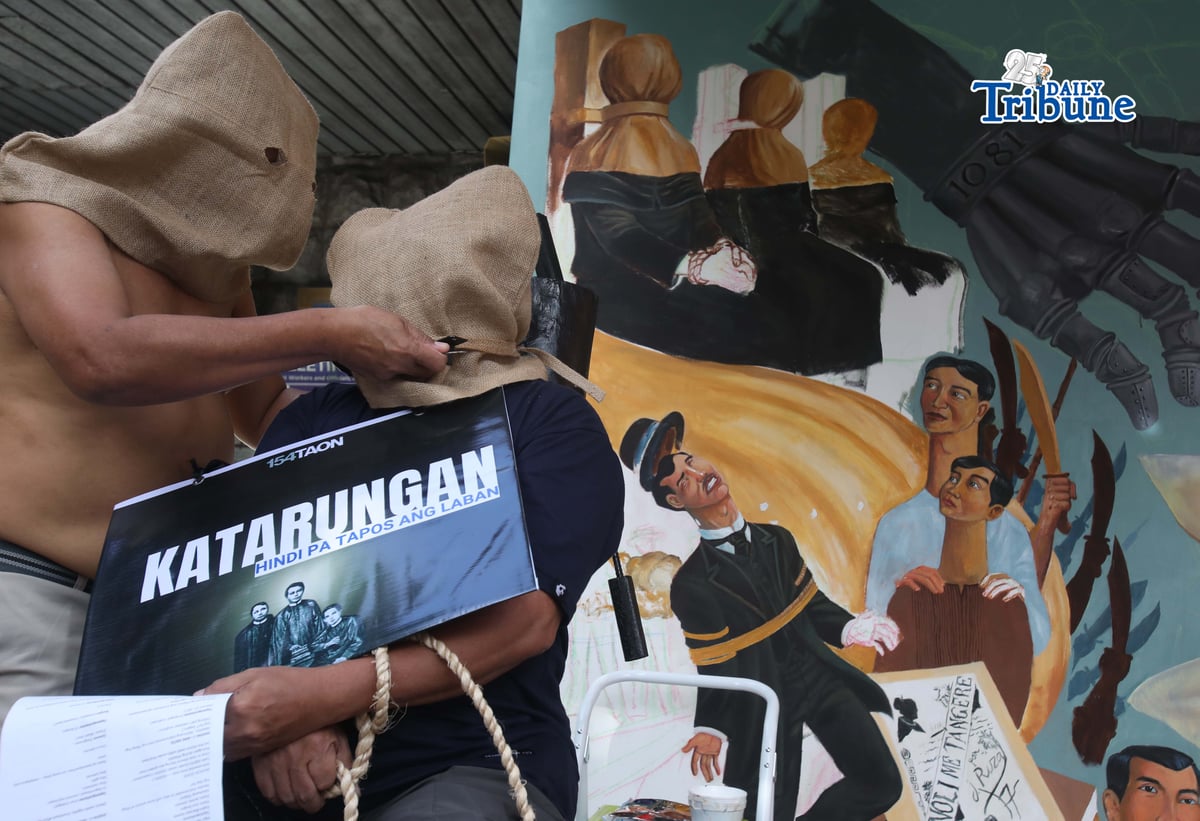 In commemoration of their 154th anniversary at the EDSA Shrine in Quezon City on Tuesday, 17 February 2026, cultural artists staged a reenactment and contemporary interpretation of the execution and martyrdom of Fathers Mariano Gomez, Jacinto Zamora, and Jose Burgos—collectively known as “GomBurZa.” The performance highlighted contemporary issues facing the country, including injustice, the struggle for freedom, and the pursuit of truth, amid recent government corruption controversies.
Photo by Analy Labor