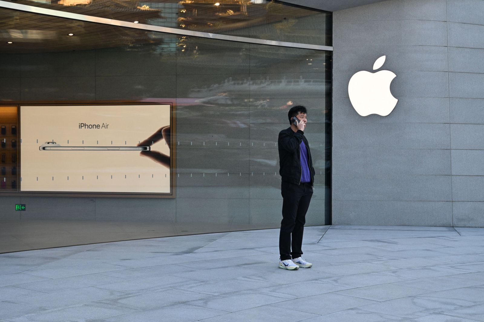 Apple presses play on video podcast