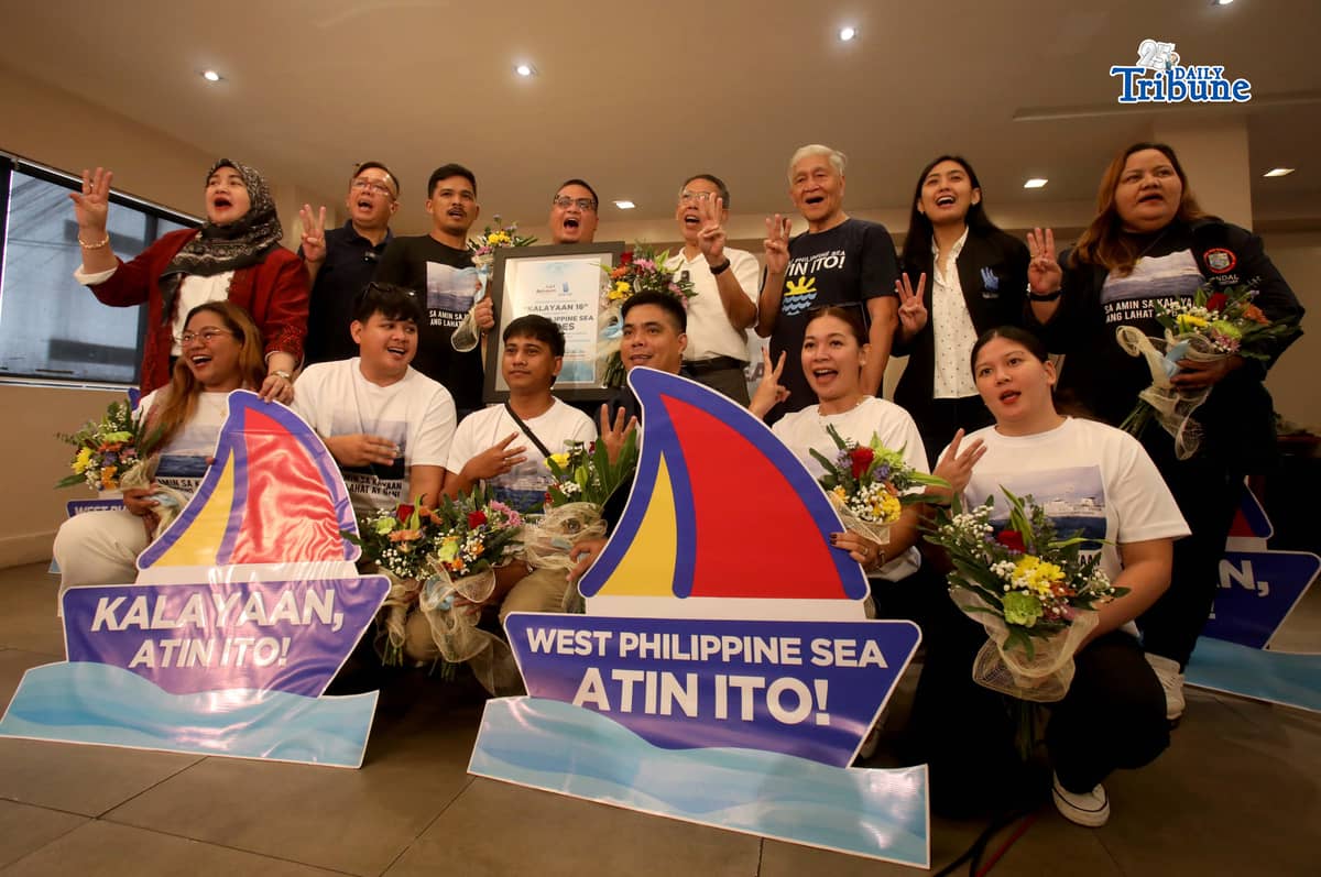 Vice Mayor Maurice Phillip Alexis Albayda and Councilor Francis Polizon, representatives of Palawan’s “Kalayaan 16,” personally received the West Philippine Sea Heroes Award on 17 February 2026, in Quezon City. The honor, given by the Akbayan Party and Atin Ito Coalition, recognized their firm stance on West Philippine Sea issues, following their public opposition to statements from the Chinese Embassy and China’s retaliatory travel ban. The award also aims to inspire public servants and citizens to stay informed and engaged on West Philippine Sea matters.
Photo by Analy Labor
