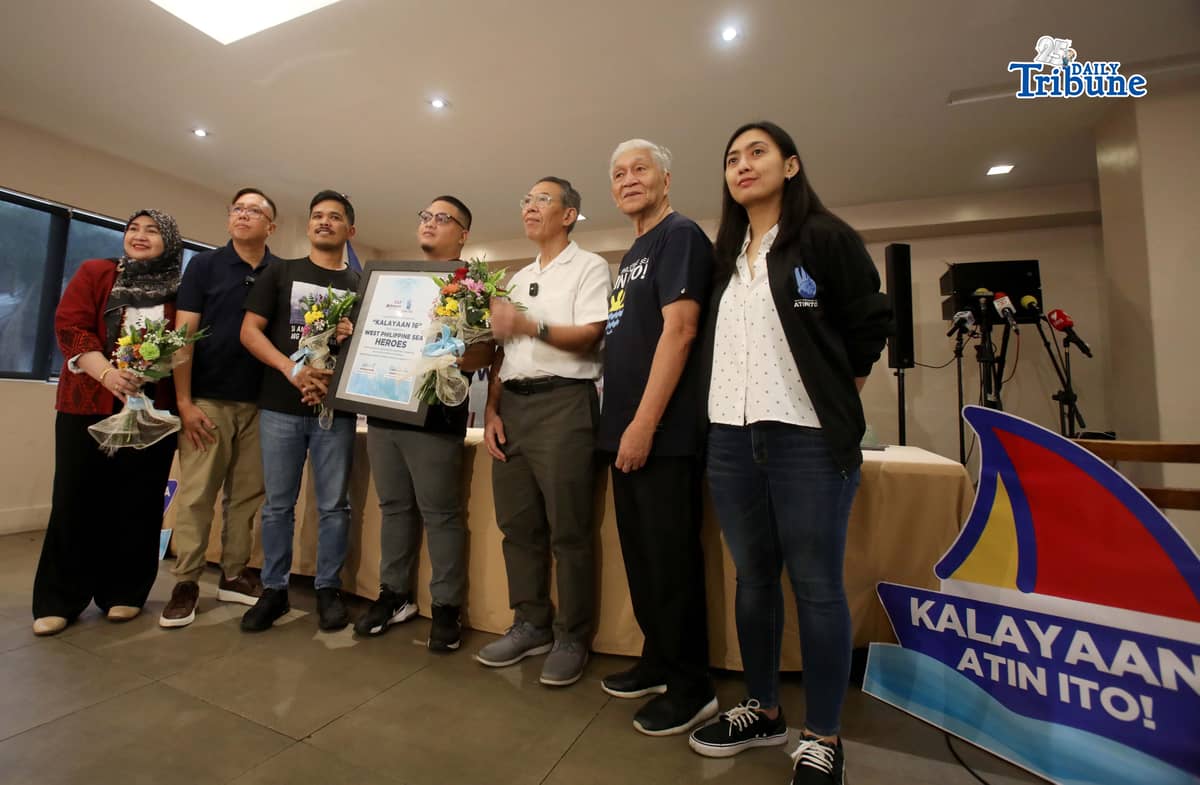 Vice Mayor Maurice Phillip Alexis Albayda and Councilor Francis Polizon, representatives of Palawan’s “Kalayaan 16,” personally received the West Philippine Sea Heroes Award on 17 February 2026, in Quezon City. The honor, given by the Akbayan Party and Atin Ito Coalition, recognized their firm stance on West Philippine Sea issues, following their public opposition to statements from the Chinese Embassy and China’s retaliatory travel ban. The award also aims to inspire public servants and citizens to stay informed and engaged on West Philippine Sea matters.
Photo by Analy Labor