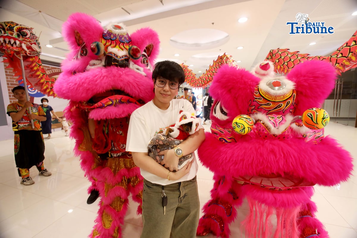 Dragon and lion dancers reach for the red envelope (ang pau), a gift from a mall tenant, as they entertain shoppers during Lunar New Year celebrations at an SM mall in Marikina City on Tuesday, 17 February 2026.
Photo by Analy Labor